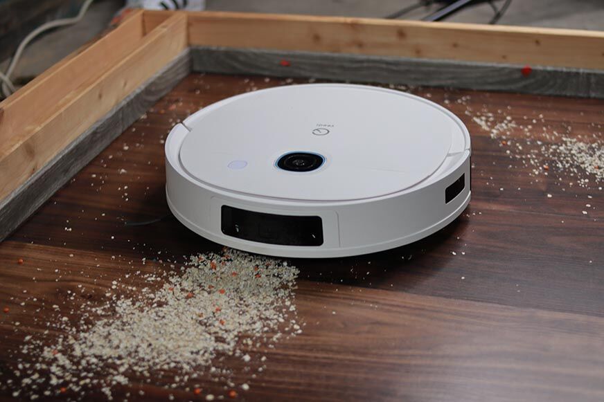 Der Yeedi Vac 2 Pro Saugroboter reinigt Haferflocken beim Saugtest auf dem Laminat